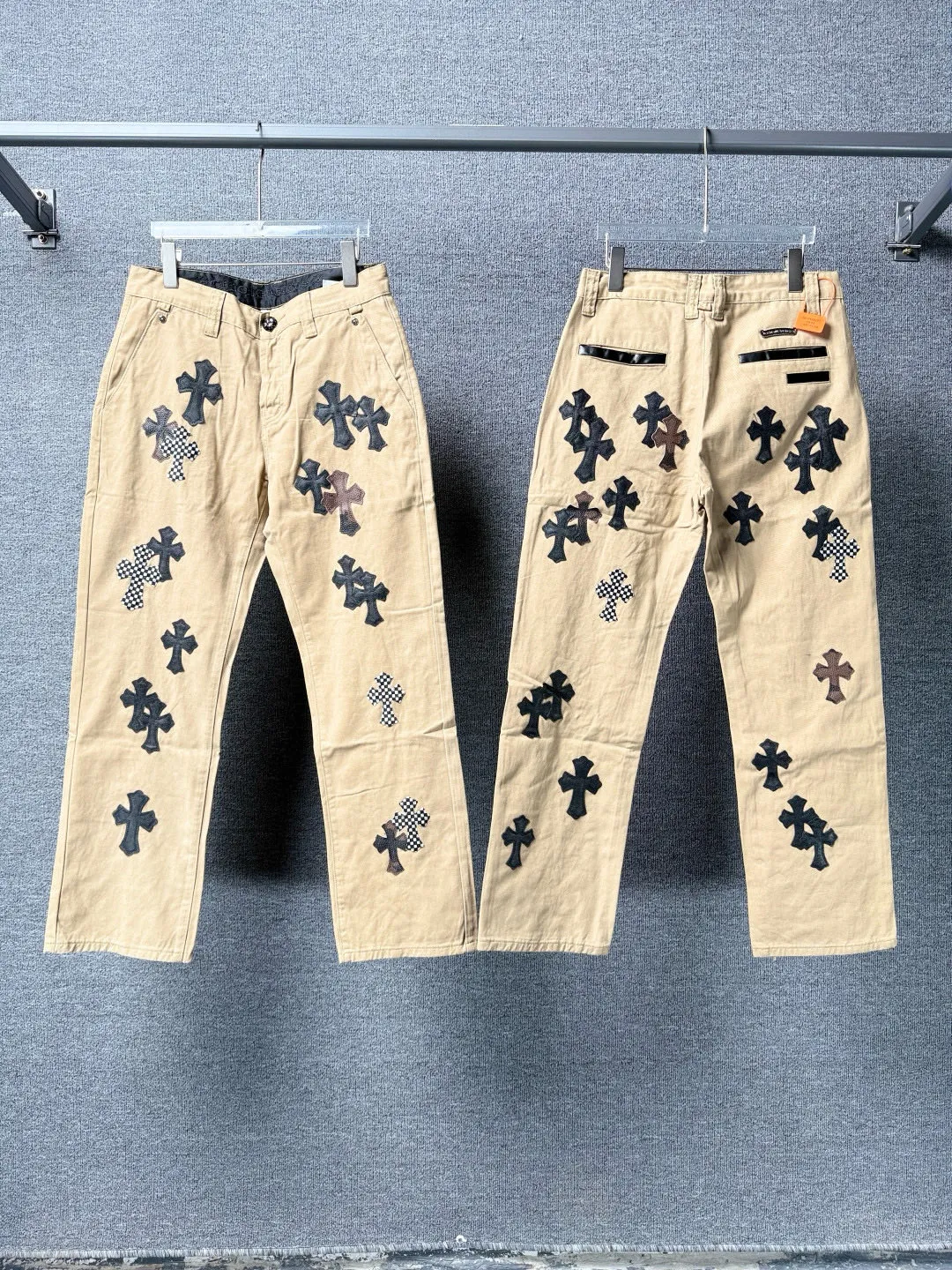 P270 💰 (Top version) Chrome Hearts CH khaki camouflage checkerboard horse hair cross patch leather jeans. Original purchased and patterned to truly restore the ultimate texture of Vintage. Italian special cowhide print and then cut. Customized sheepskin three-layer thick line leather. The whole body is spliced in heavy water washing process. Craftsmen hand-splash ink. You can see the details. Three-dimensional cutting version. Loose and comfortable. Not picky on the figure. Look tall and slim. Factory precision work. Original quality control. Same style for men and women. Can be matched with couples. Versatile recommendation. Must-have jeans for all seasons. Color: Khaki Size: 28-30-32-34 (corresponds to S-M-L-XL)